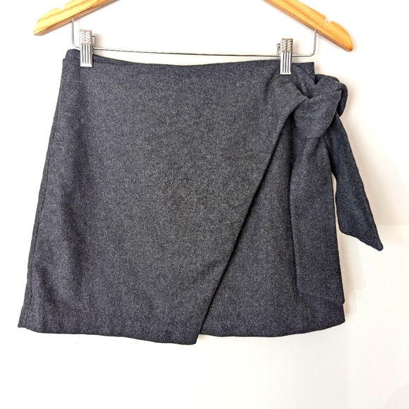 Aritzia Dresses & Skirts - Wilfred Aritzia Wool Cashmere Front Twist Tie Mini Skirt Gray Herringbone Sz 6